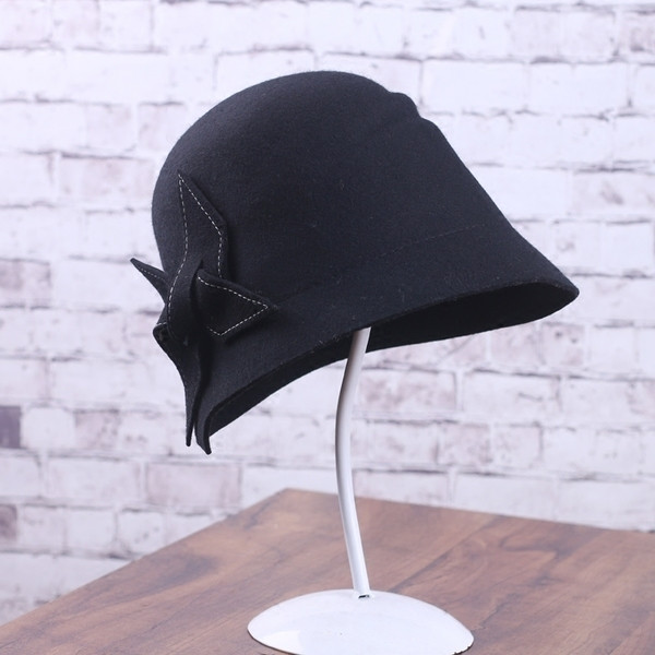 Κομψό καπέλο σε δύο χρώματα με διακόσμηση