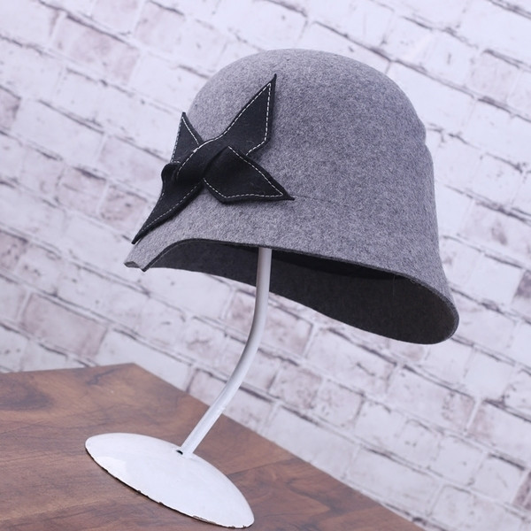 Κομψό καπέλο σε δύο χρώματα με διακόσμηση