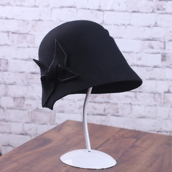 Κομψό καπέλο σε δύο χρώματα με διακόσμηση