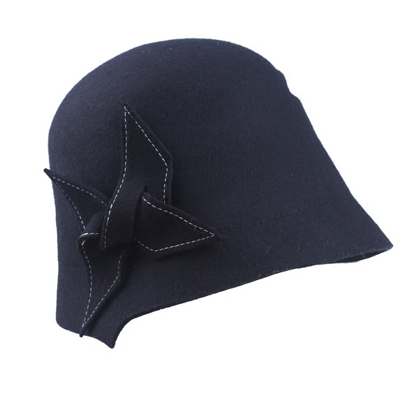 Κομψό καπέλο σε δύο χρώματα με διακόσμηση