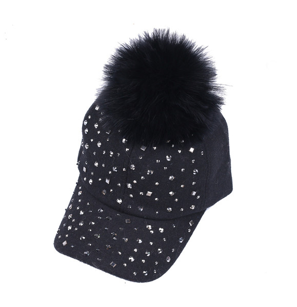 Γυναικείο καπέλο με κουκούλα και χνούδι σε δύο χρώματα με χείλος