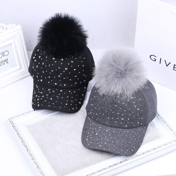 Γυναικείο καπέλο με κουκούλα και χνούδι σε δύο χρώματα με χείλος