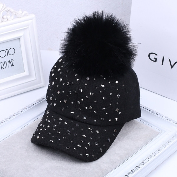 Γυναικείο καπέλο με κουκούλα και χνούδι σε δύο χρώματα με χείλος