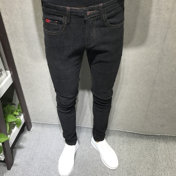 Стилни мъжки дънки в тъмен цвят