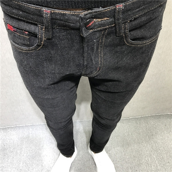 Стилни мъжки дънки в тъмен цвят