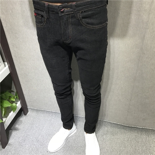 Стилни мъжки дънки в тъмен цвят