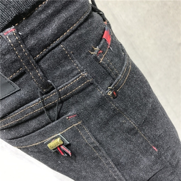 Стилни мъжки дънки в тъмен цвят