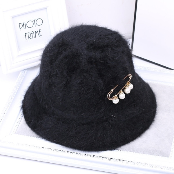 Пухена дамска шапка в много цветове с декорация