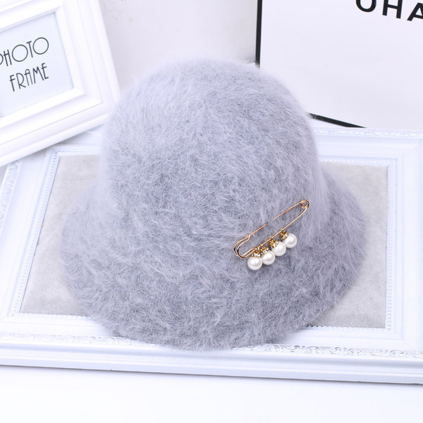 Пухена дамска шапка в много цветове с декорация