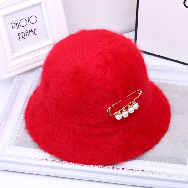 Пухена дамска шапка в много цветове с декорация