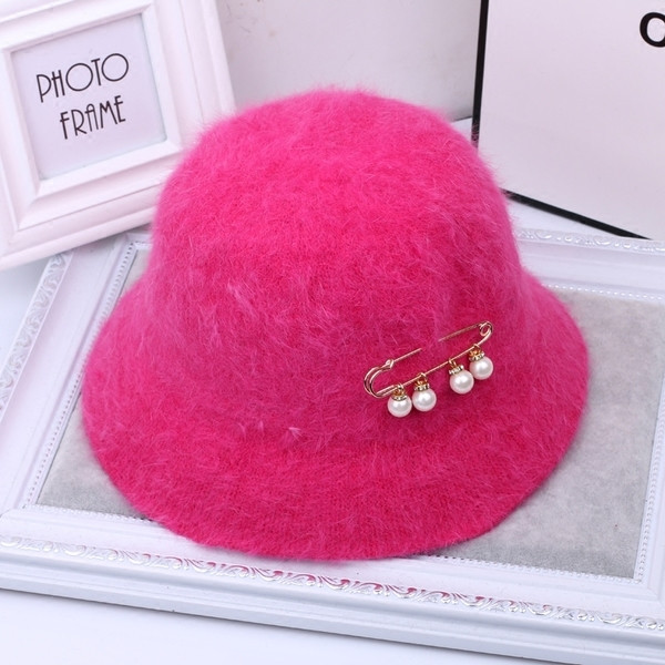 Пухена дамска шапка в много цветове с декорация