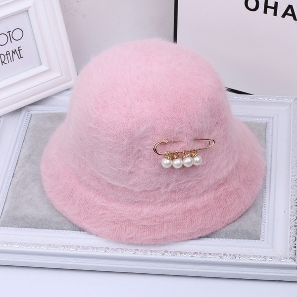 Пухена дамска шапка в много цветове с декорация