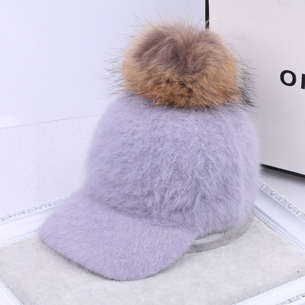 Дамска пухена шапка с козирка и пух в шест цвят