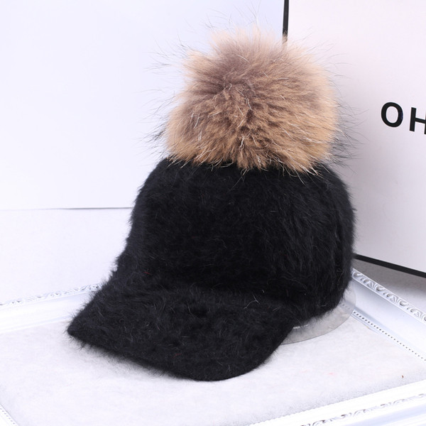 Дамска пухена шапка с козирка и пух в шест цвят