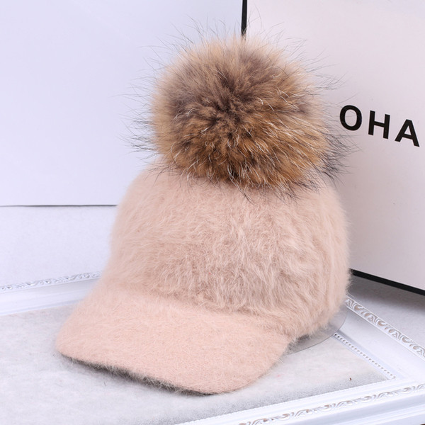 Дамска пухена шапка с козирка и пух в шест цвят