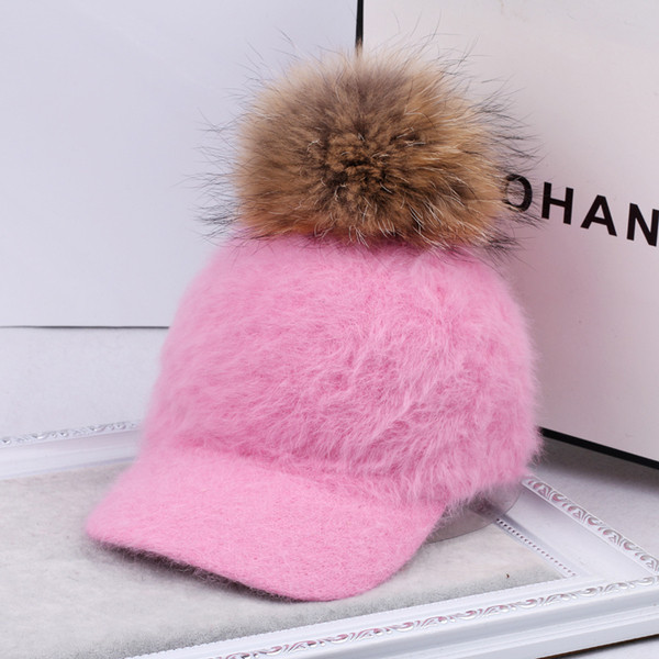 Дамска пухена шапка с козирка и пух в шест цвят