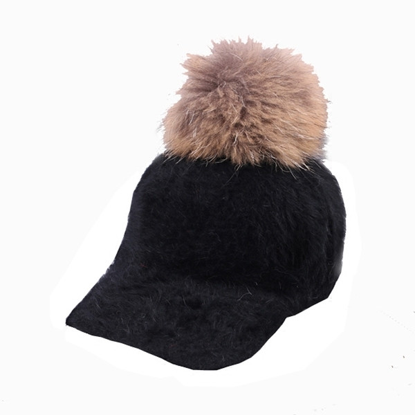 Дамска пухена шапка с козирка и пух в шест цвят