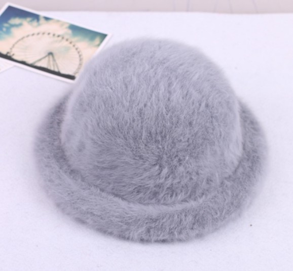 Стилна пухена дамска шапка в много цветове