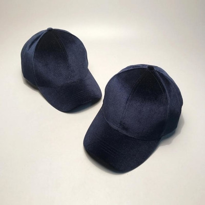 Елегантна дамска шапка с козирка в семпъл модел