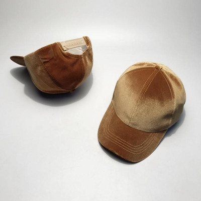 Елегантна дамска шапка с козирка в семпъл модел