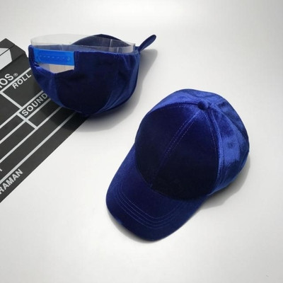 Елегантна дамска шапка с козирка в семпъл модел