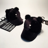 Καθημερινή κομψή κυρία καπέλο με μωβ καπέλο