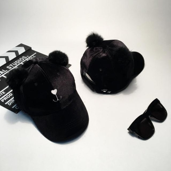 Καθημερινή κομψή κυρία καπέλο με μωβ καπέλο