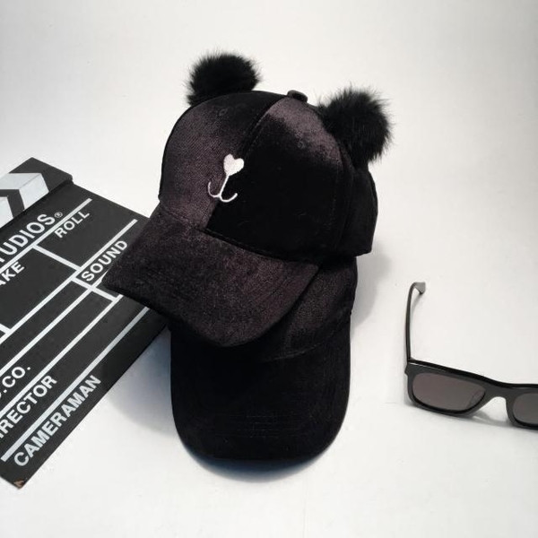 Καθημερινή κομψή κυρία καπέλο με μωβ καπέλο