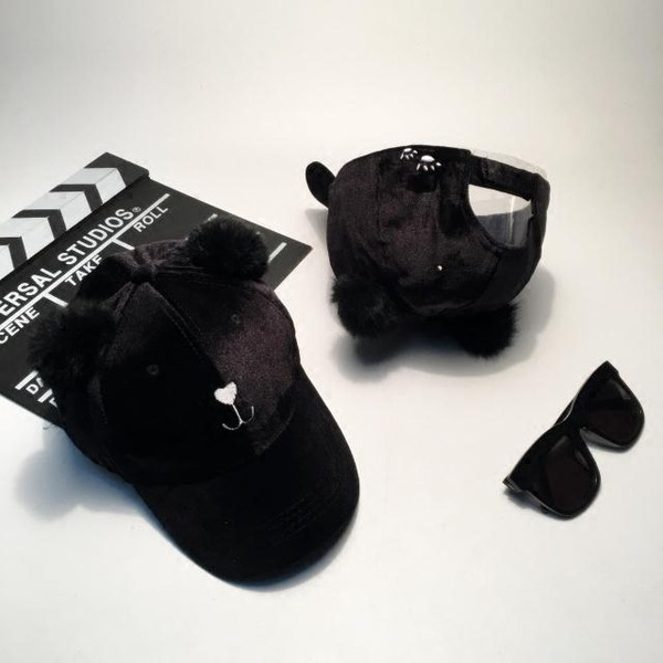 Καθημερινή κομψή κυρία καπέλο με μωβ καπέλο