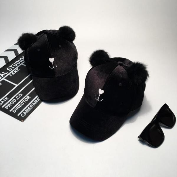 Καθημερινή κομψή κυρία καπέλο με μωβ καπέλο