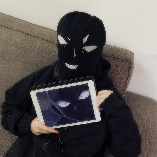 Интересна шапка - унисекс, с апликация