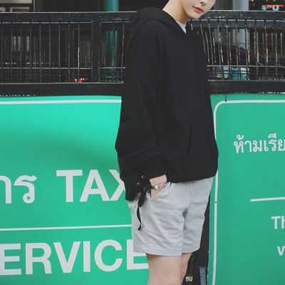 Ανδρικά μπλούζα με κουκούλα και πλευρικούς δεσμούς με μαύρο χρώμα