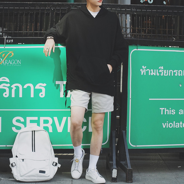 Ανδρικά μπλούζα με κουκούλα και πλευρικούς δεσμούς με μαύρο χρώμα