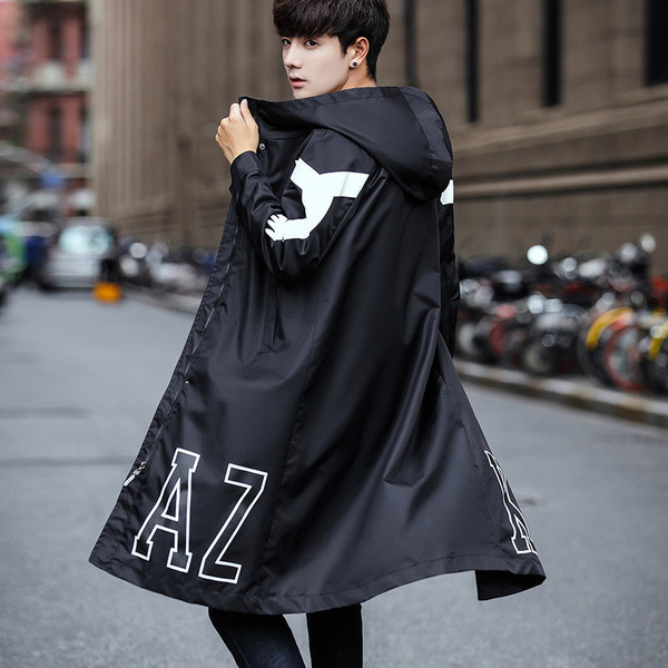 Спортно-елегантно мъжко яке с качулка в дълъг модел с надпис и интересна апликция в два цвята 