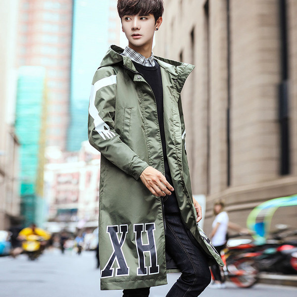 Спортно-елегантно мъжко яке с качулка в дълъг модел с надпис и интересна апликция в два цвята 