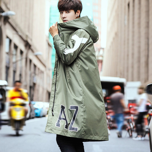 Спортно-елегантно мъжко яке с качулка в дълъг модел с надпис и интересна апликция в два цвята 