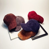 Ένα καπέλο απλής κυρίας με γείσο σε πολλά χρώματα