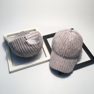 Ένα καπέλο απλής κυρίας με γείσο σε πολλά χρώματα