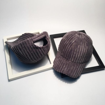 Ένα καπέλο απλής κυρίας με γείσο σε πολλά χρώματα