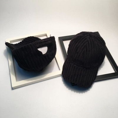 Ένα καπέλο απλής κυρίας με γείσο σε πολλά χρώματα