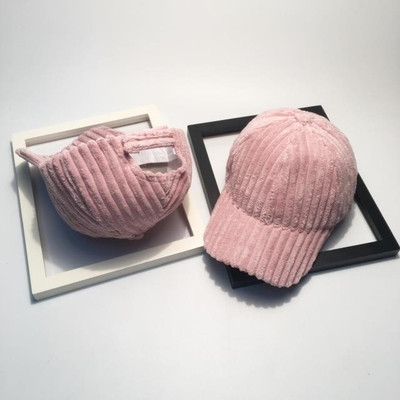 Ένα καπέλο απλής κυρίας με γείσο σε πολλά χρώματα