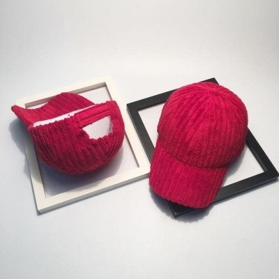 Ένα καπέλο απλής κυρίας με γείσο σε πολλά χρώματα