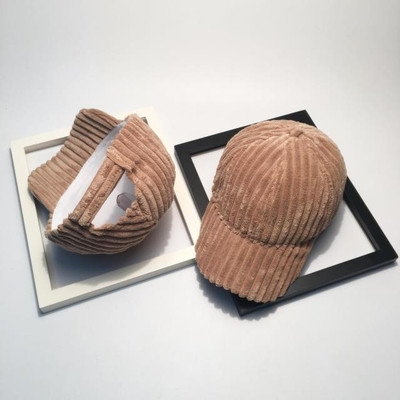 Ένα καπέλο απλής κυρίας με γείσο σε πολλά χρώματα