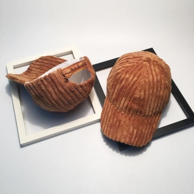 Ένα καπέλο απλής κυρίας με γείσο σε πολλά χρώματα