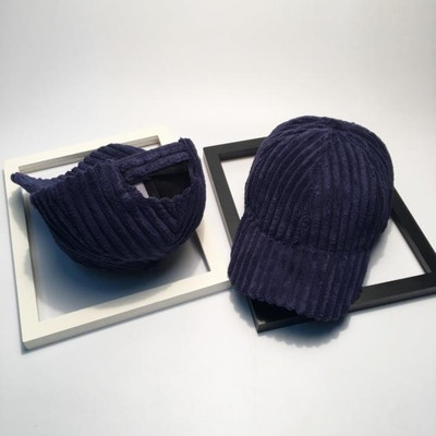 Ένα καπέλο απλής κυρίας με γείσο σε πολλά χρώματα