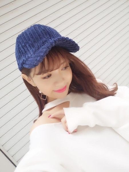 Ένα καπέλο απλής κυρίας με γείσο σε πολλά χρώματα