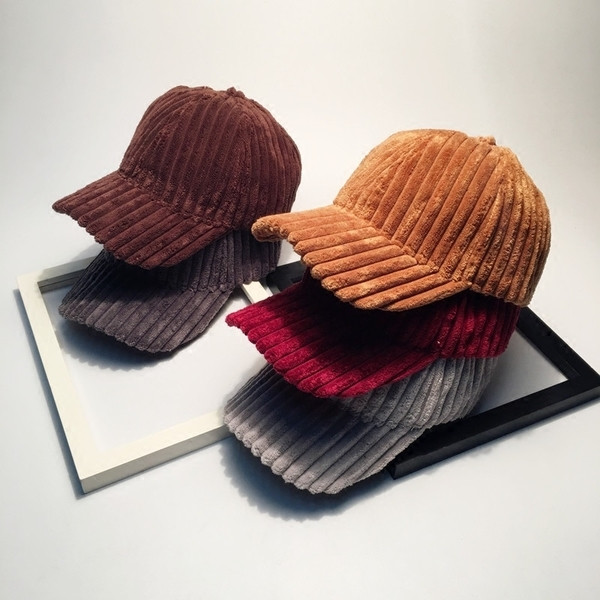 Ένα καπέλο απλής κυρίας με γείσο σε πολλά χρώματα