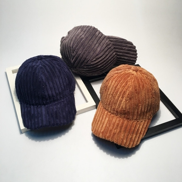 Ένα καπέλο απλής κυρίας με γείσο σε πολλά χρώματα