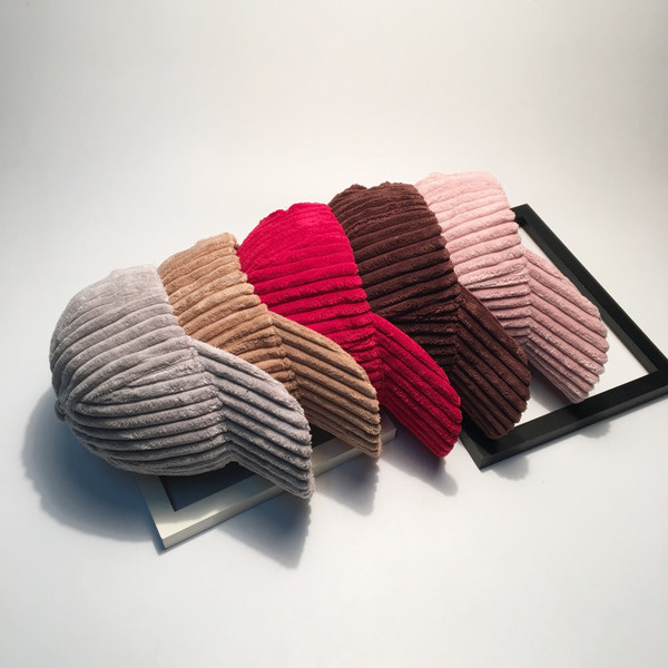 Ένα καπέλο απλής κυρίας με γείσο σε πολλά χρώματα