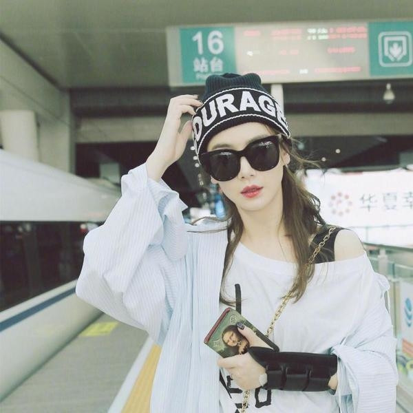 Πλεκτό χειμωνιάτικο καπέλο σε διάφορα χρώματα με επιγραφή